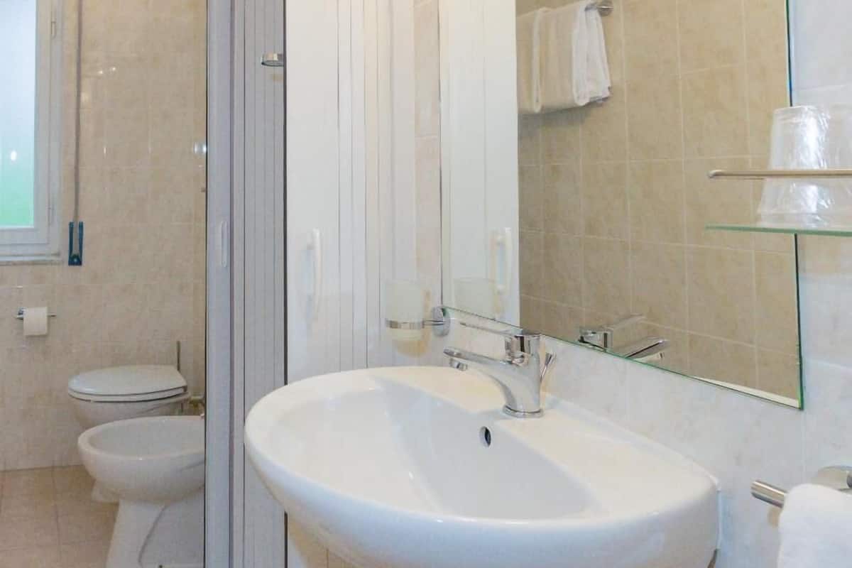 classic quadruple room, ocean view | bathroom | shower, hair dryer, towels