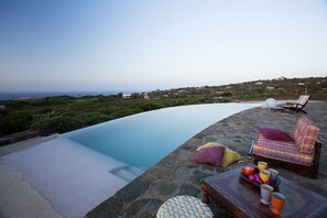 Piscine extérieure, chaises longues