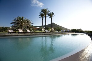 Outdoor pool, pool loungers - Zubebi Resort (Pantelleria)