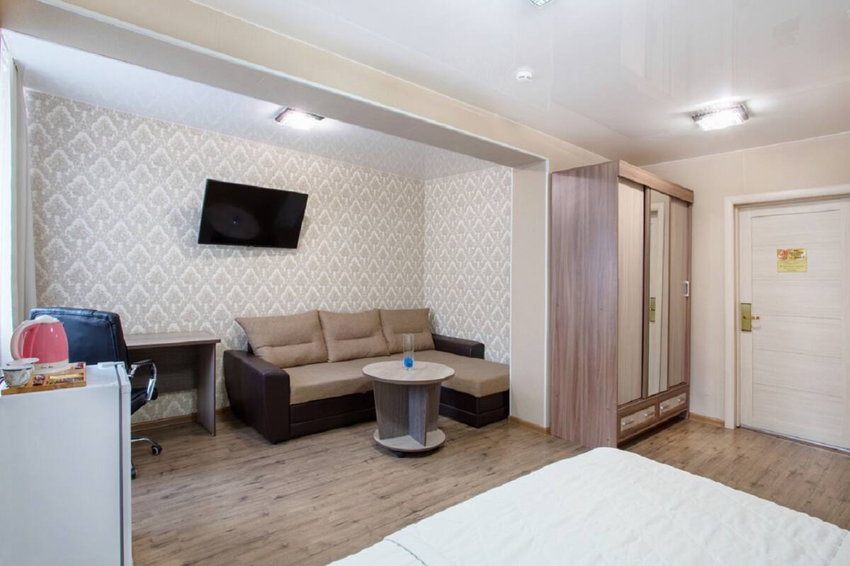 1 makuuhuone, ylelliset vuodevaatteet, silitysrauta/-lauta