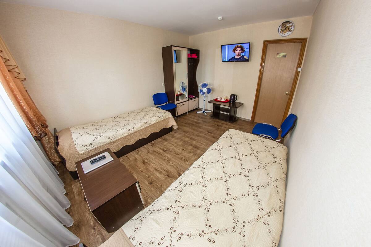 Kahden hengen standard-huone (kaksi sänkyä), jaettu kylpyhuone | 1 makuuhuone, ylelliset vuodevaatteet, silitysrauta/-lauta