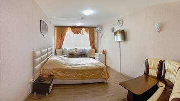 Kahden hengen junior-huone, oma kylpyhuone | 1 makuuhuone, ylelliset vuodevaatteet, silitysrauta/-lauta