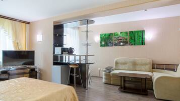 Kahden hengen junior-huone, oma kylpyhuone | Ylelliset vuodevaatteet, silitysrauta/-lauta, ilmainen Wi-Fi