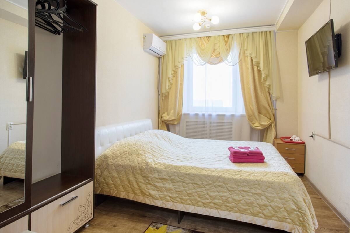 Kahden hengen standard-huone, jaettu kylpyhuone | 1 makuuhuone, ylelliset vuodevaatteet, silitysrauta/-lauta