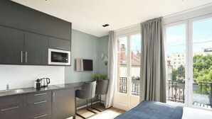 Studio, balkong (Medium Studio with Kitchen) | Allergitestet sengetøy, lydisolert og strykejern/-brett