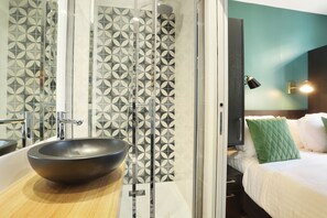 Appartement, 1 slaapkamer (with Sofa Bed) | Badkamer | Een douche, gratis toiletartikelen, een haardroger, handdoeken
