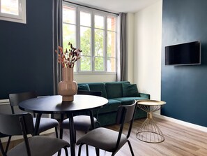 1 Bedroom Apartment with Sofa Bed | Hypo-allergenic bedding, soundproofing, iron/ironing board - YAYS Paris Zola by Numa (Paris)