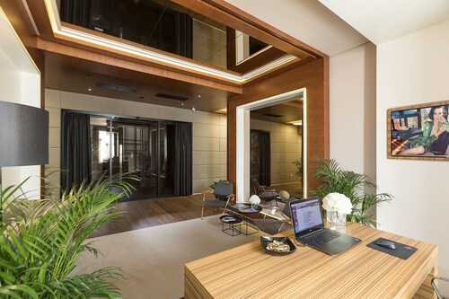 Dominic Smart & Luxury Suites Parliament