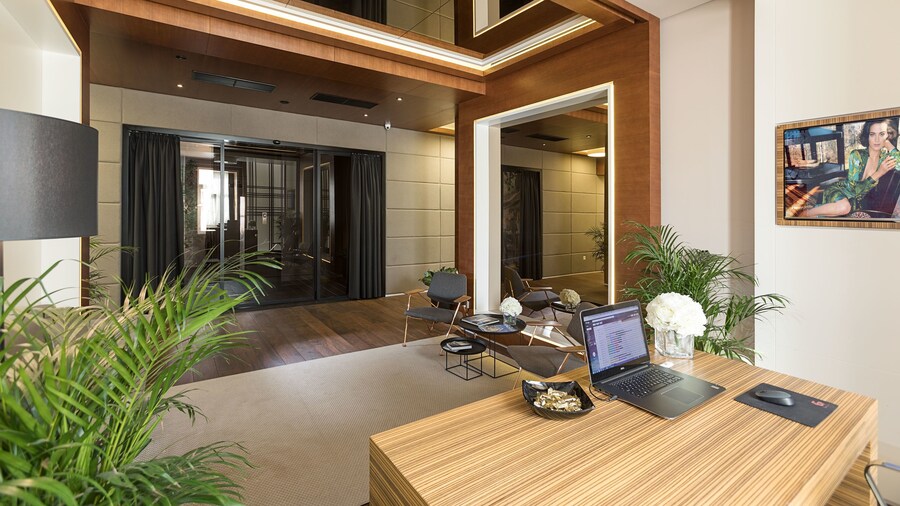 Dominic Smart & Luxury Suites Parliament