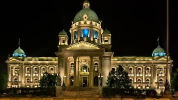 Fachada de la propiedad por la tarde o noche
