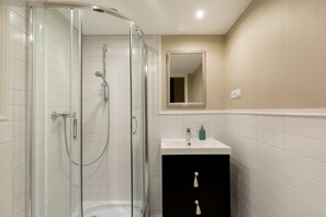 Premium Studio Suite, 1 Queen Bed, Mezzanine | Bathroom shower
