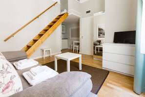 Studio – premium, 1 queensize-seng, mellometasje | Oppholdsområde | Flatskjerm-TV