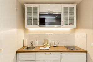 Premium-Studio, 1 Queen-Bett, Zwischengeschoss | Eigene Kochnische | Kühlschrank, Mikrowelle, Herdplatte, Wasserkocher mit Kaffee-/Teezubehör