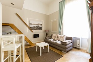 Studio – premium, 1 queensize-seng, mellometasje | Oppholdsområde | Flatskjerm-TV