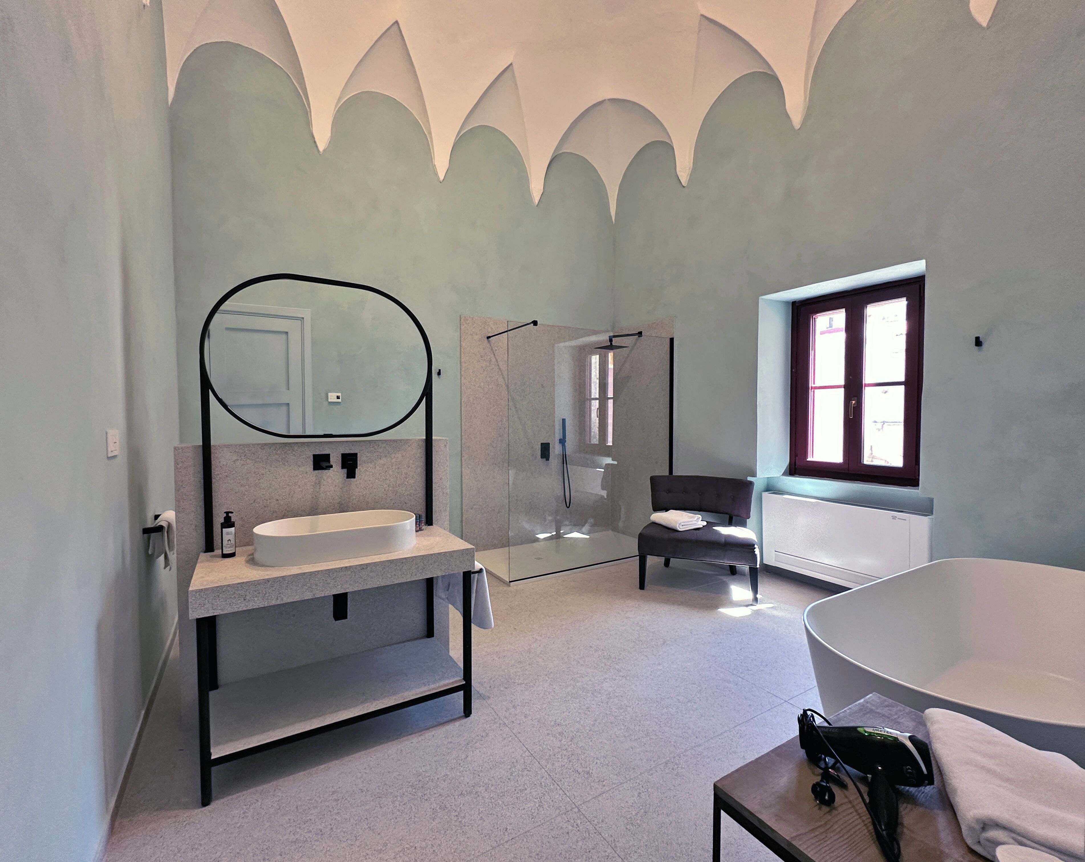 Junior Suite Deluxe | Bathroom | Separate tub and shower, hair dryer, bidet, soap