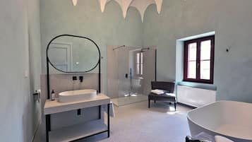 Junior Suite Deluxe | Bagno | Vasca e doccia separate, asciugacapelli, bidet, sapone