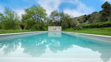 Pool med vattenfall
