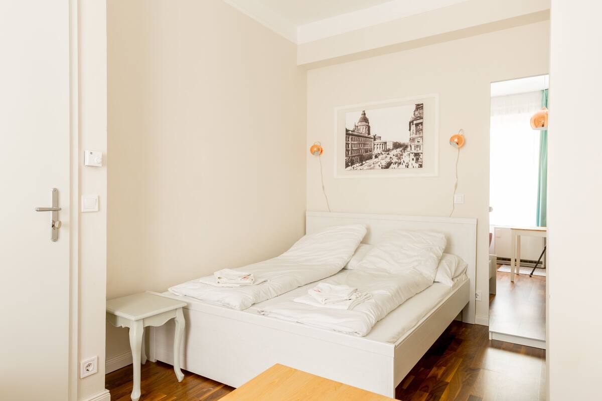 Premium bedding, desk, iron/ironing board, free WiFi