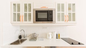 Premier Studio, 1 Queen Bed | Private kitchen | Coffee/tea maker, fridge, microwave, stovetop - Otto Studios (Budapest)