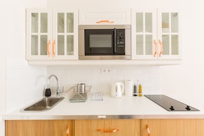 Premier Studio, 1 Queen Bed | Private kitchen | Fridge, microwave, stovetop, coffee/tea maker - Otto Studios (Budapest)