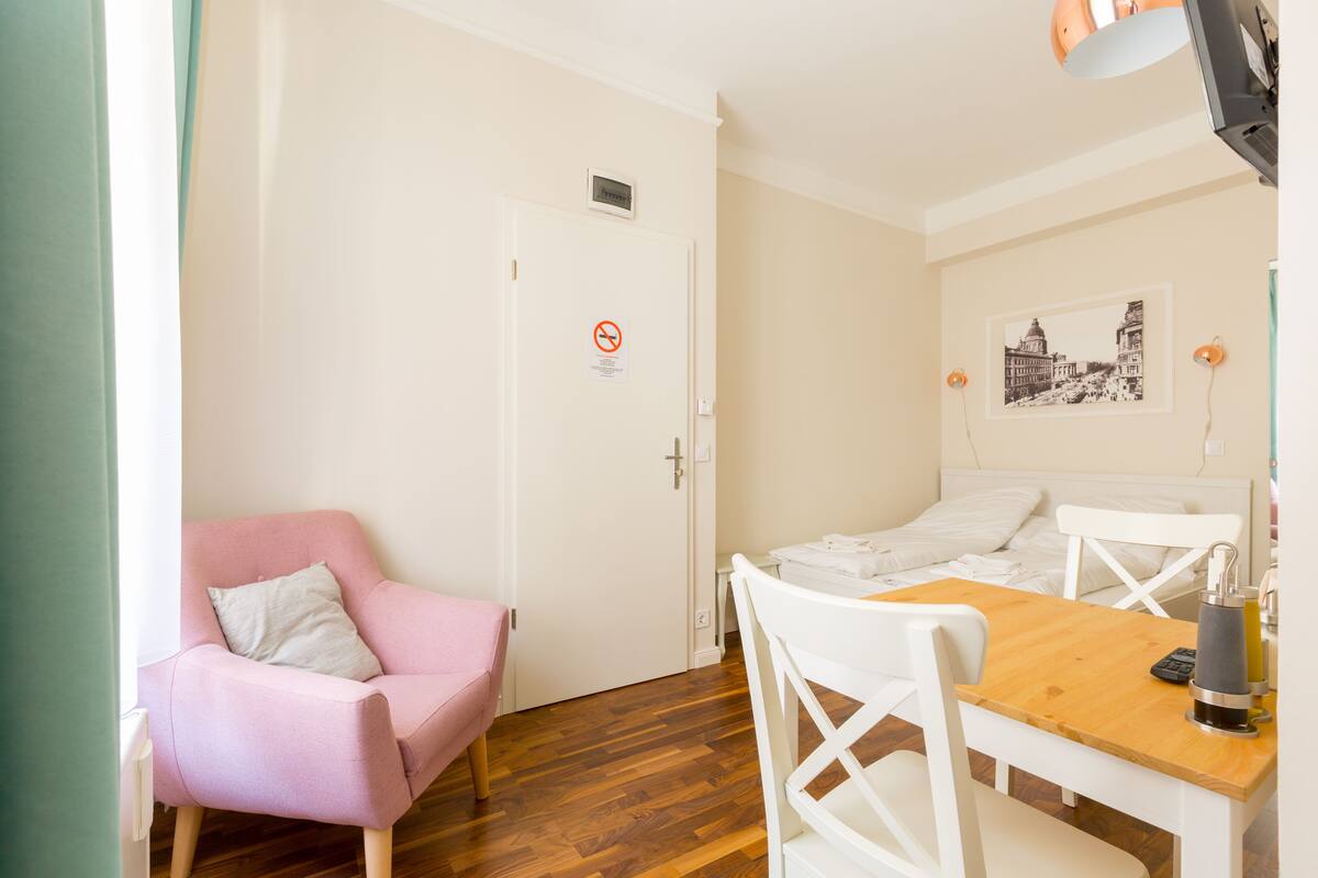 Standard Studio, 1 Queen Bed | Premium bedding, desk, iron/ironing board, free WiFi