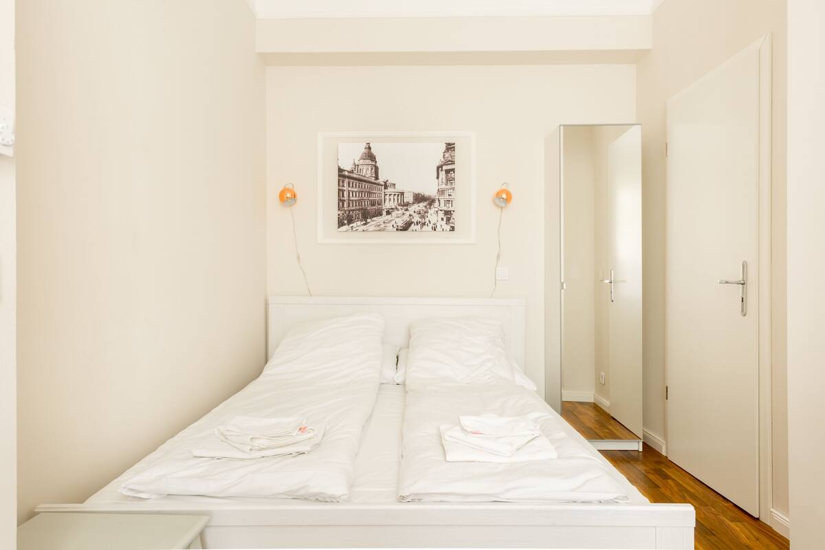 Premium bedding, desk, iron/ironing board, free WiFi