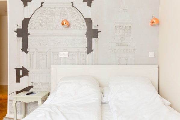 Premier Studio, 1 Queen Bed | Premium bedding, desk, iron/ironing board, free WiFi - Otto Studios (Budapest)