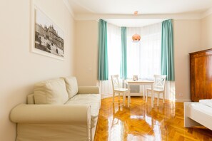 Studio Premier, 1 grand lit | Aire de séjour | Téléviseur à écran plat
