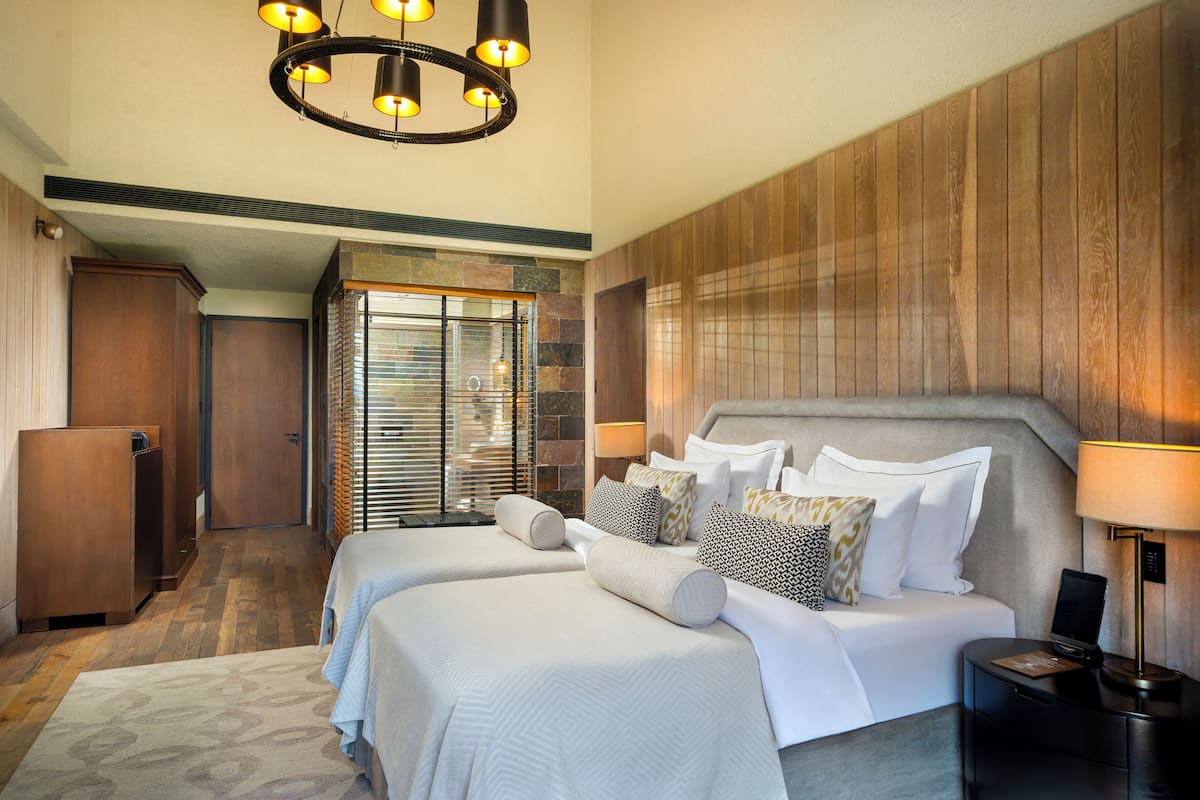 Deluxe Twin Room, 1 Bedroom, Balcony | Premium bedding, minibar, in-room safe, desk