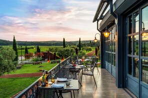 Melayani sarapan dan makan siang dengan sajian masakan internasional