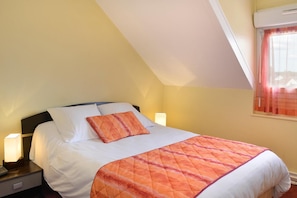 Standard Double Room | Desk, soundproofing, iron/ironing board, cribs/infant beds - Logis Hôtel du Dauphin (Salbris)