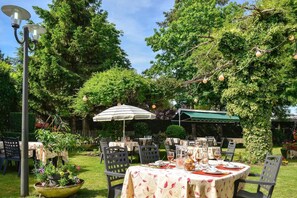 Déjeuner et dîner servis sur place, spécialités Cuisine régionale