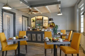 Lunch and dinner served, Regional cuisine - Logis Hôtel du Dauphin (Salbris)
