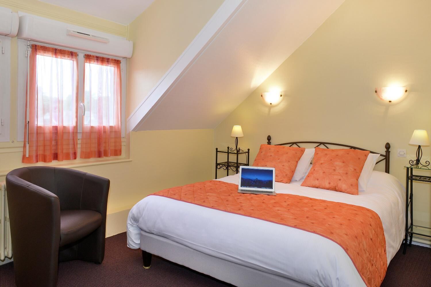 standard double room | desk, soundproofing, iron/ironing board, cots/infant beds