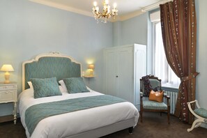 Desk, soundproofing, iron/ironing board, cots/infant beds - Logis Hôtel du Dauphin (Salbris)
