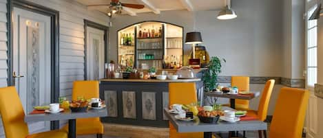 Kontinental frukost varje dag (EUR 9.00 per person)