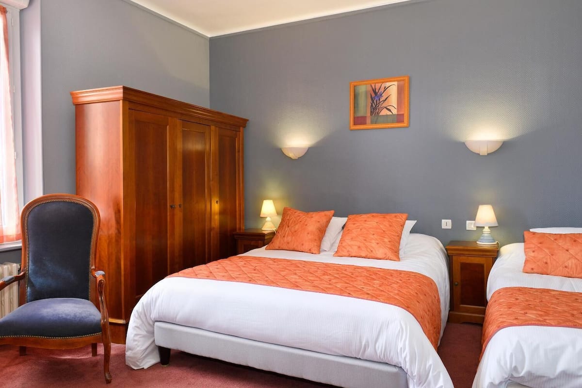 standard double room | desk, soundproofing, iron/ironing board, cots/infant beds