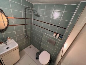Habitación doble estándar | Baño | Regadera, amenidades de baño gratuitas, secadora de cabello, toallas