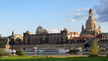 Een historisch gebouw met een opvallende koepel en een hoge toren.