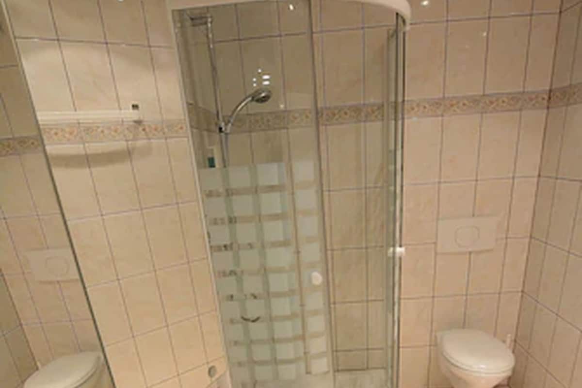 shower, rainfall showerhead, free toiletries, hair dryer