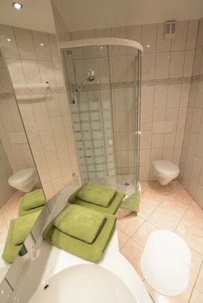 Shower, rainfall showerhead, free toiletries, hair dryer