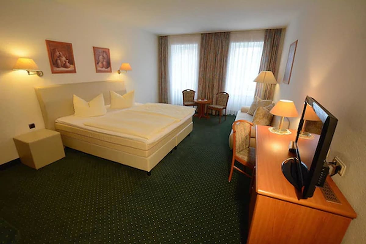 Minibar, escritorio, cortinas blackout y cunas gratuitas