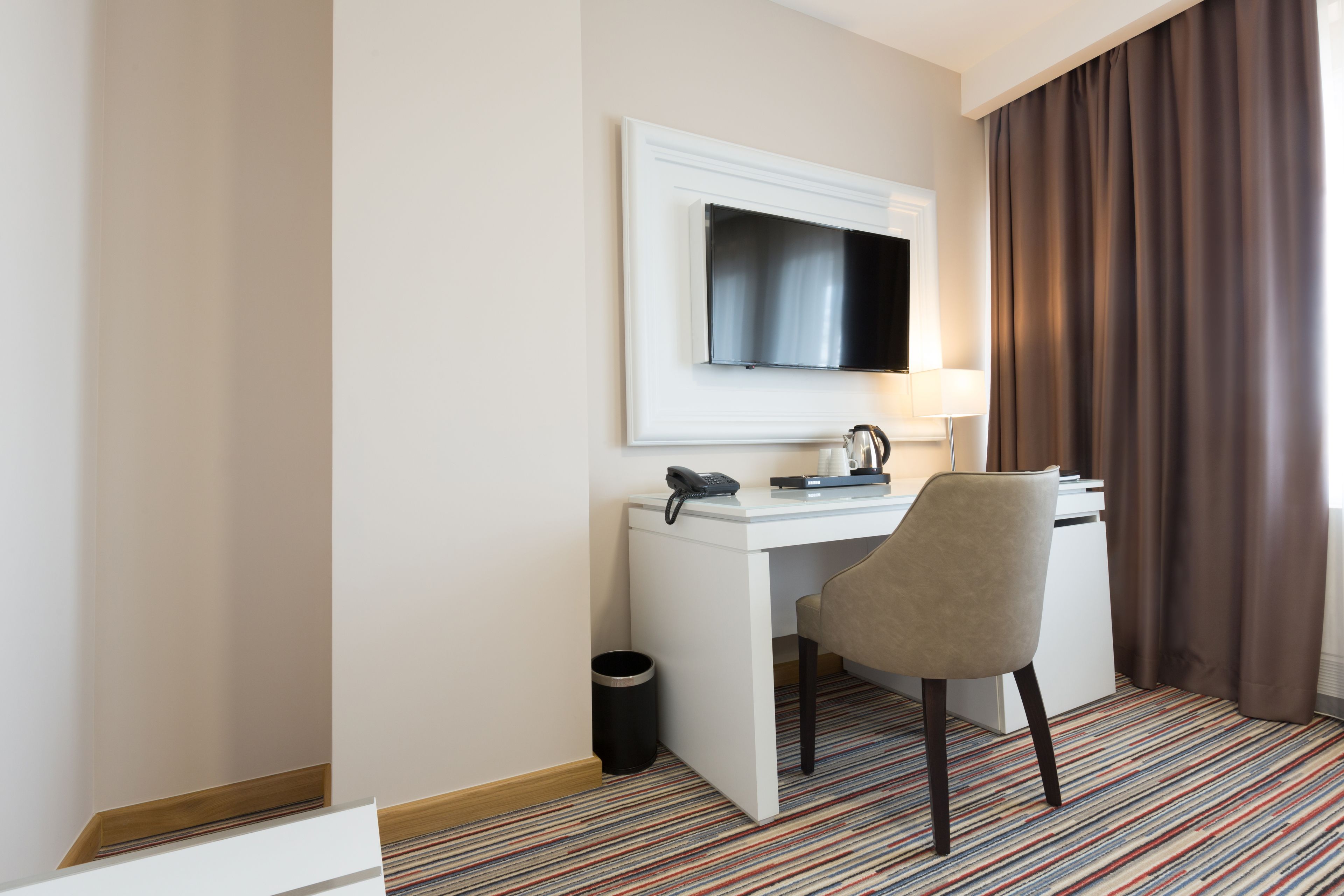 deluxe suite, 1 king bed with sofa bed, non smoking, balcony | living area | 42-inch flat-screen tv with cable channels, tv