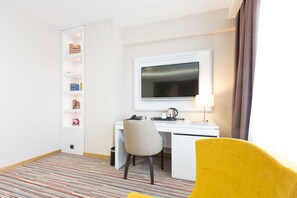 Suíte com design assinado, 1 cama King e sofá-cama, para não fumantes, sacada | Roupas de cama premium