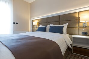 Habitación familiar, 1 cama de matrimonio con sofá cama, no fumadores, balcón | Ropa de cama de alta calidad, colchones viscoelásticos, minibar