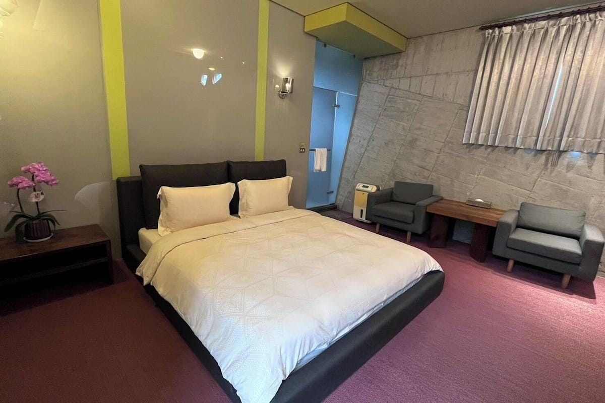 Economy-dobbeltværelse - badekar | 1 soveværelse, dundyner, minibar, individuelt design