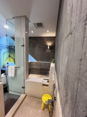 Standard-dobbeltværelse - badekar | Badeværelse | Kildevandsbad, gratis toiletartikler, hårtørrer, badekåber