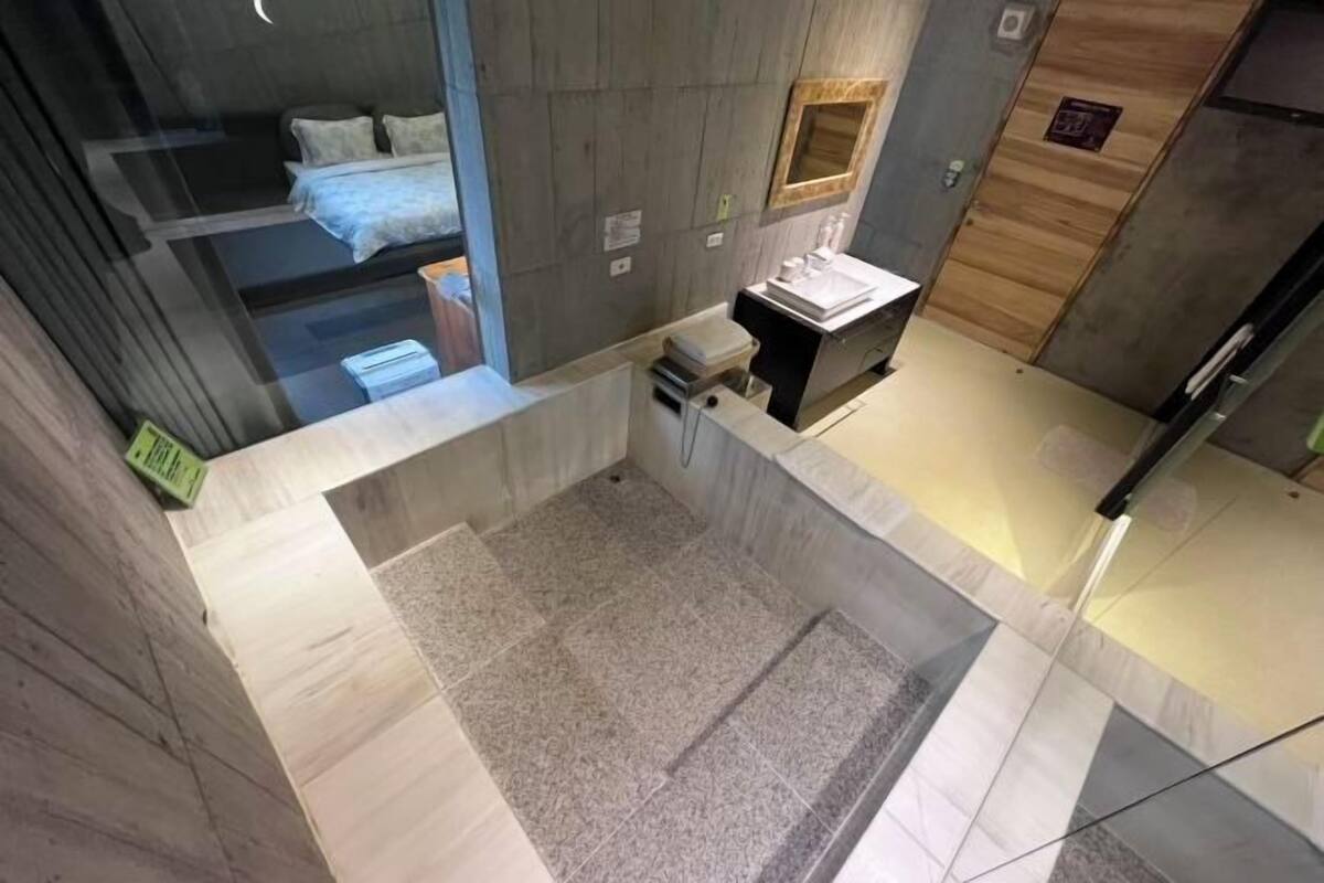 1 habitación, cubrecamas, minibar y decoración personalizada