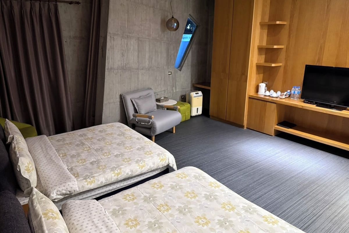 Economy-værelse til 4 personer - eget badeværelse - hjørneværelse | 1 soveværelse, dundyner, minibar, individuelt design