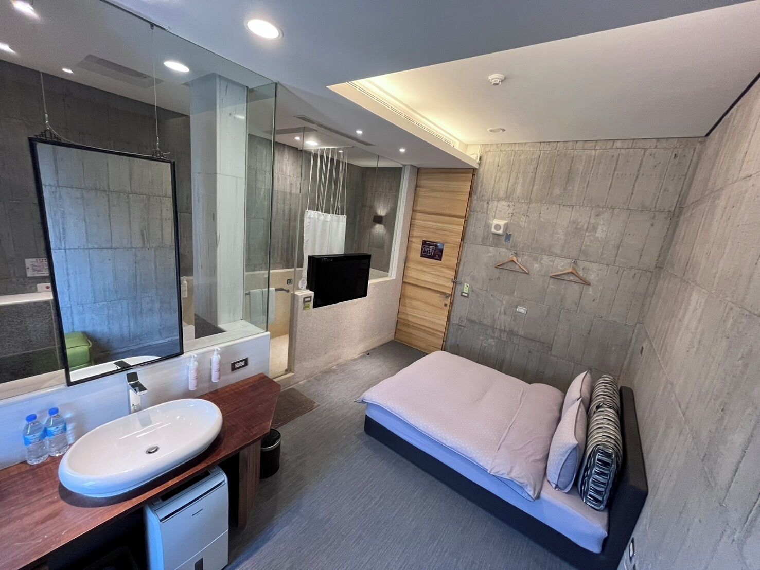 standard double room, bathtub | 1 bedroom, down duvets, minibar, individually decorated